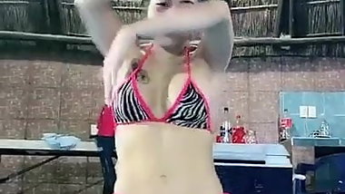 morrita con micro traje