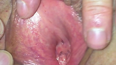 moldovian mature plays pussy