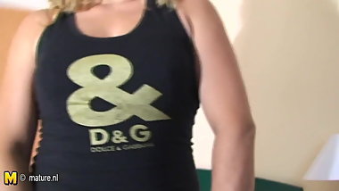 Mature mom Carolina loves getting naughty with a toy